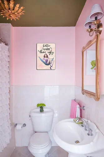 Vista 6 de Letrero decorativo de baño Pin Up Girl Metal Tin Sign Better Late Than Ugly Retro Decoración de pared para decoración de baño, dormitorio, vestido