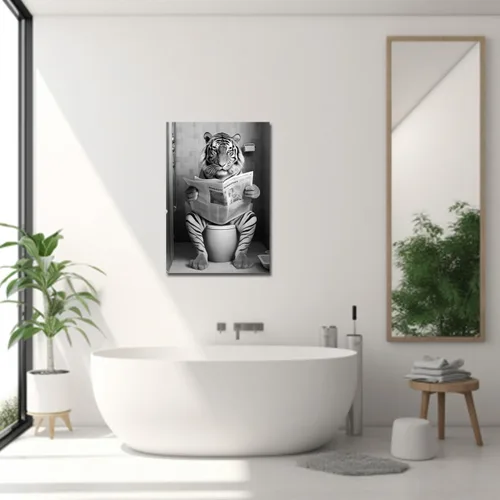 Vista 4 de LZIMU Divertida decoración de pared de baño, diseño de tigre sentado en el inodoro, leyendo periódicos, pósteres enmarcados de animales en blanco