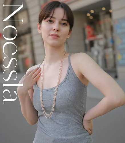 Vista 3 de Noessla Collares largos en capas para mujer, collar con cuentas de cristal, cadena de plata con caja de regalo, joyería