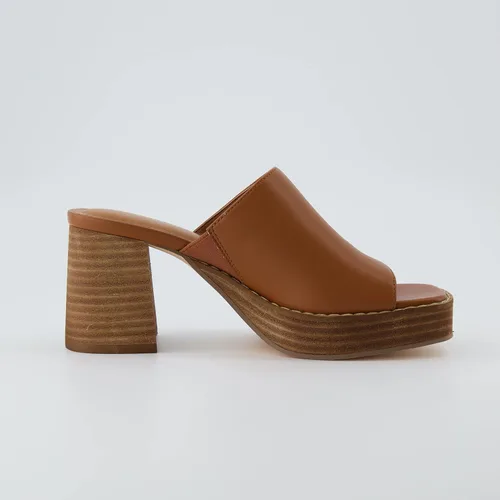 Vista 4 de CUSHIONAIRE Sandalia Keeper suave de una banda de tacón + espuma viscoelástica, anchos disponibles, whisky 11 W, whisky