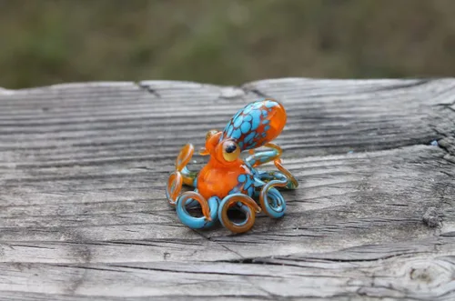 Vista 2 de Mini figura de pulpo de vidrio soplado – Criatura marina naranja y azul hecha a mano – Decoración de animales del océano costero – Escultura náutica