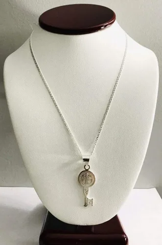 Vista 4 de Collar de plata de ley 925 con llave de San Benedicto de 22 pulgadas de largoCADENA DE SAN BENITO LLAVE 22" LARGO-P63