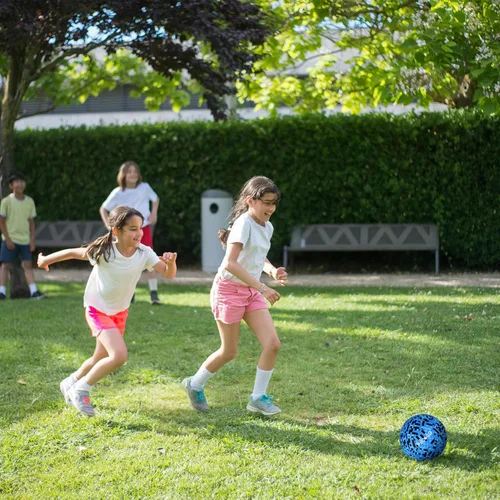 Vista 9 de Balón de fútbol tamaño 4 para niños, diseño rosa mosaico/azul, pelota de entrenamiento juvenil para niños y niñas, regalo de fútbol para interiores