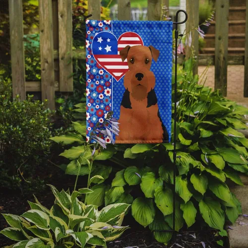 Vista 2 de Caroline's Treasures WDK5119GF - Bandera de jardín americana de Airedale Terrier de Estados Unidos, color negro y tostado, bandera decorativa