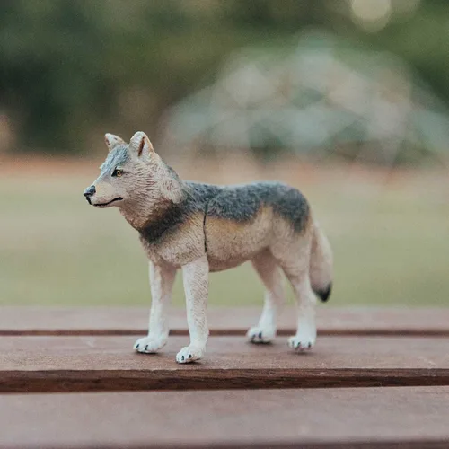 Vista 4 de Safari Ltd. Figura de lobo gris, figura realista de lobo de plástico de 4 pulgadas, juguete educativo para niños, niñas y niños a partir de 3 años