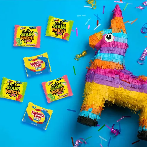 Vista 5 de SOUR PATCH KIDS & SWEDISH FISH Mini dulces suaves y masticables, paquete