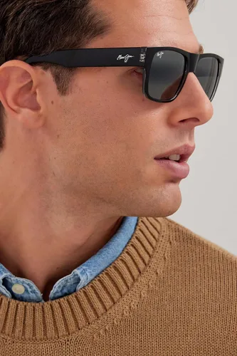 Vista 3 de Maui Jim Unisex Keahi Rectangular Sunglasses Negro brillante/gris neutro polarizado
