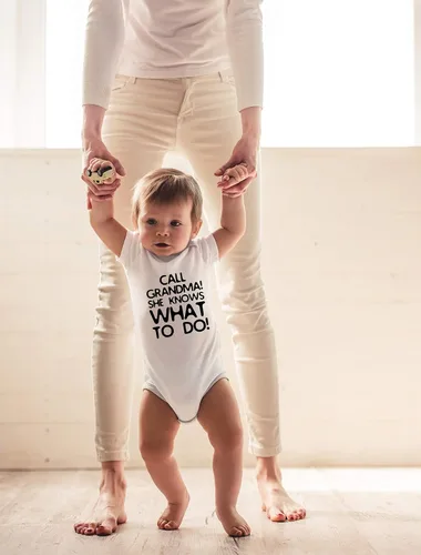 Vista 11 de CBTwear Call Grandma She Knows What To Do Baby Bodysuit - Adorable mameluco Ropa Unisex Humor Romper