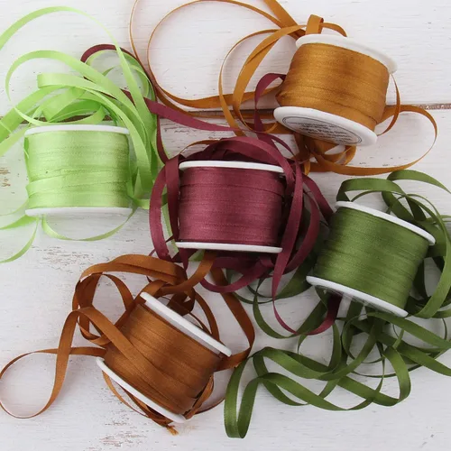 Vista 15 de Threadart Juego de cintas de seda - Tonos azules - Colección Five Spool - 100% seda pura - 55 yardas Coordinated set of soft 100% pure silk ribbon