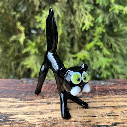 Vista 2 de Figura de gato de cristal negro – Escultura de gato en miniatura estilo Murano soplado a mano – Adorno de escritorio de gatito de cristal artístico