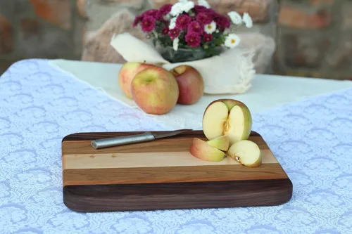 Vista 3 de Tablas de cortar de madera hechas a mano incluyendo aceite (9 "x 11" con asa)