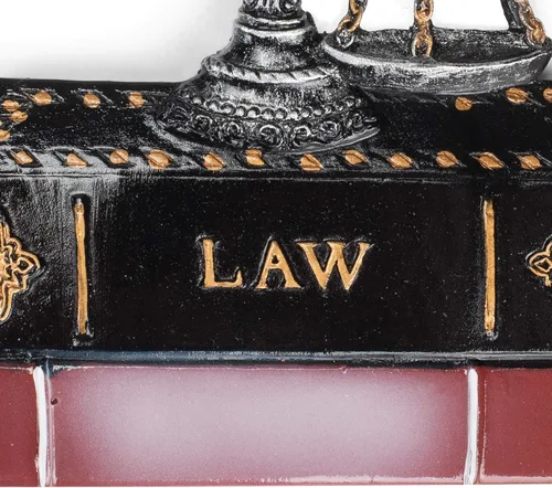 Vista 5 de Adorno de Kurt Adler con Balanza de la Justicia y Libros de Derecho