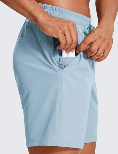 Vista 4 de CRZ YOGA Pantalones cortos de entrenamiento sin forro para hombre, 7 pulgadas, secado rápido, para correr, deportes, gimnasio, con bolsillos