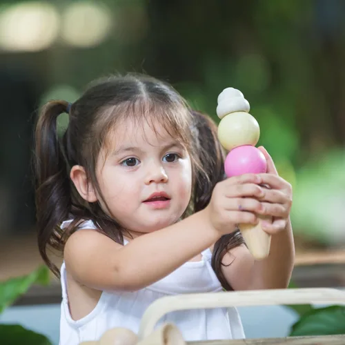 Vista 8 de PlanToys® Juego de helado de madera para niños Incluye soporte, cucharas y conos Comida de juego de simulación de postres para niños pequeños