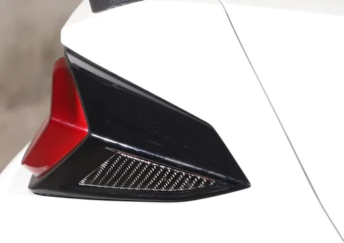 Vista 5 de Daeiclru Adhesivo triangular de fibra de carbono real para luz trasera trasera compatible con Chevrolet Corvette C8 2020-2023, accesorios de moldura