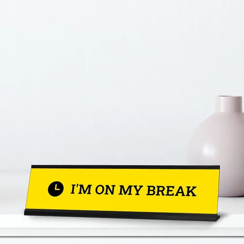 Vista 2 de Letrero de escritorio con texto en inglés "I'm On My Break", amarillo (2 x 8 pulgadas)