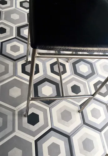 Vista 5 de Mama Mia - Azulejo de porcelana hexagonal gris con patrón geométrico (9 unidades, 10,2 x 11,4 pulgadas)