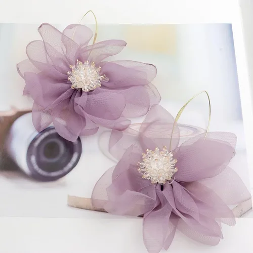 Vista 6 de Elegantes aretes grandes de pétalo grande para mujer, aretes colgantes de flores grandes con diamantes de imitación con borla floral de gasa