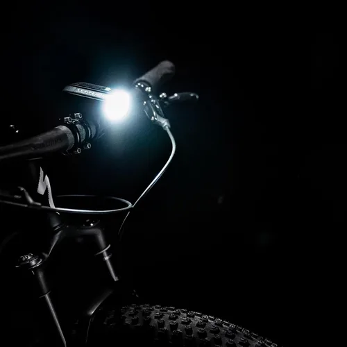 Vista 7 de LEZYNE Micro Drive Pro Bicicleta USB recargable IPX7 Luz frontal LED blanca con múltiples modos de sólido y flash Soporte de correa de goma
