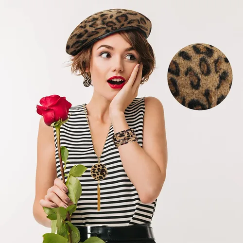 Vista 2 de Juego de 4 joyas de leopardo para mujer, aretes con estampado de leopardo, gorro de boina francés, borla larga, collar con dije de guepardo, pulsera