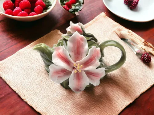 Vista 2 de Tetera de porcelana fina Stargazer Lily Flower, 6 1/4" L
