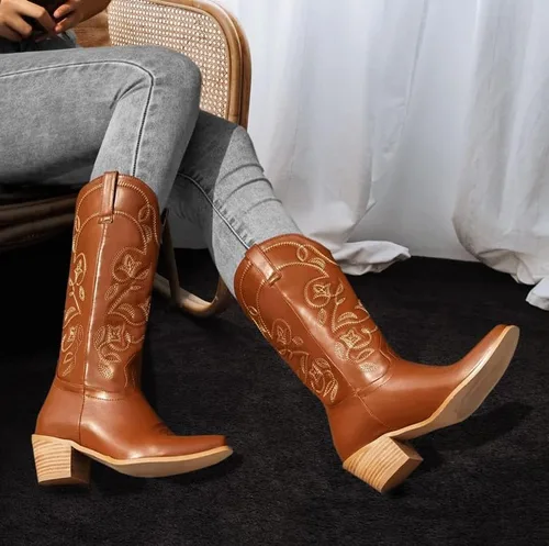Vista 5 de GOSERCE Botas vaqueras para mujer, botas vaqueras a media pantorrilla, bordado floral, punta puntiaguda, tacón grueso, 2.5 pulgadas, de moda