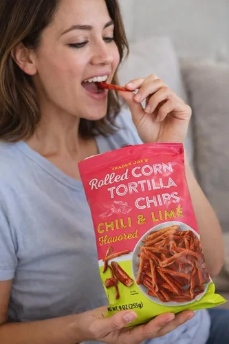 Vista 2 de Trader Joe's - Chips de tortilla de maíz enrollados con sabor a chile y lima con clip de chips Grafton Way (paquete de 1)