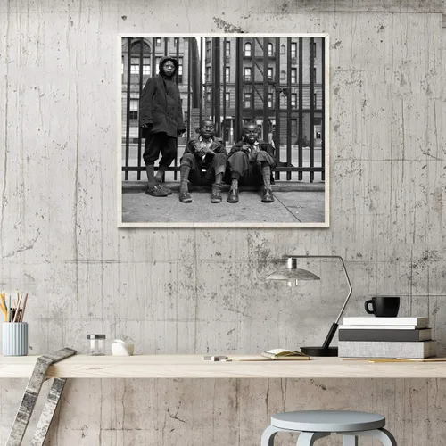 Vista 2 de Nueva York Harlem 1943 Nthree Boys en la acera en Harlem Nueva York Fotografía de Gordon Parks 1943 Póster impreso por (18 x 24)