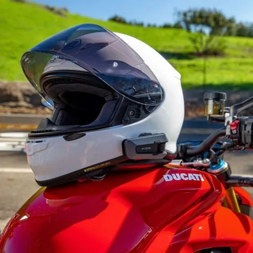 Vista 3 de Cardo PACKTALK Edge - Intercomunicador de auriculares con sistema de comunicación Bluetooth para motocicleta, paquete doble