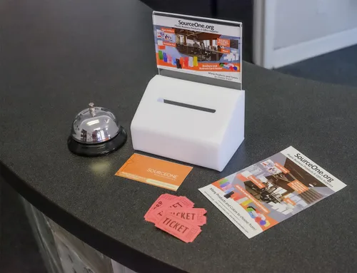 Vista 2 de SOURCE ONE Donación resistente de acrílico/urna con cerradura y soporte para letreros