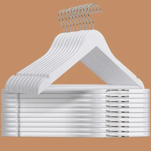 Vista 9 de Amber Home Perchas de madera maciza para trajes, paquete de 30 perchas de madera con acabado negro liso con barra antideslizante para pantalones
