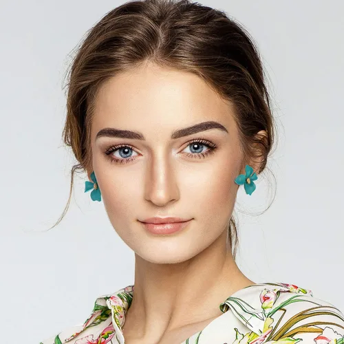 Vista 7 de 7 pares de aretes de flores estilo playa boho para mujer, aretes con forma de margarita con brote dorado