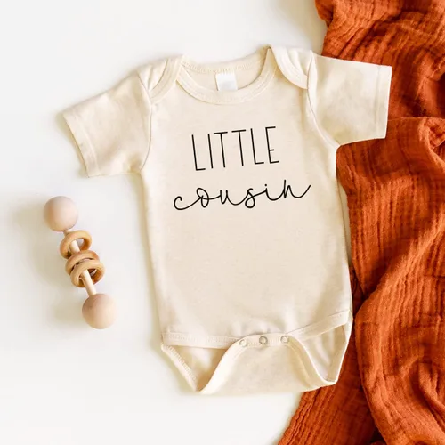 Vista 2 de Bump and Beyond Designs Camiseta de Anuncio de Embarazo a la Familia