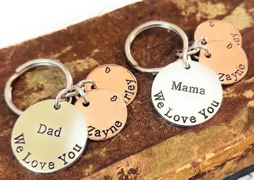 Vista 8 de Tucker's Trinkets And Treasures Personalized Bar, We Love You Key Chains, Gift for Mom, Gift for Dad, Family Names