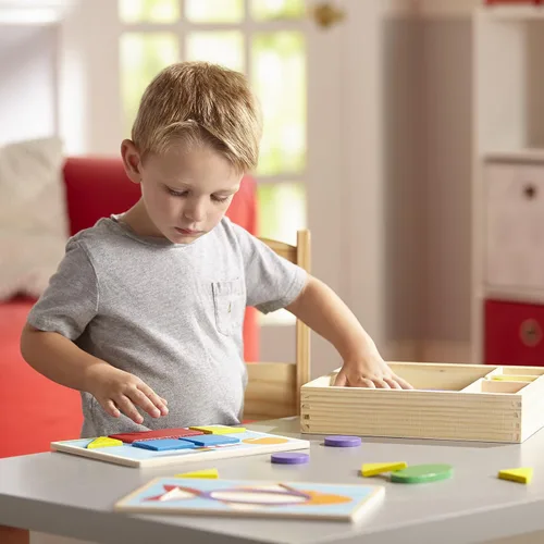 Vista 9 de Melissa & Doug Juguete educativo de madera para principiantes con 5 escenas de doble cara y 30 formas