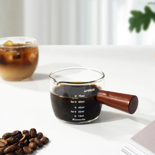 Vista 4 de Paquete de 1 vaso de chupito espresso de 2.5 fl oz, triple jarra barista con mango de madera BCnmviku
