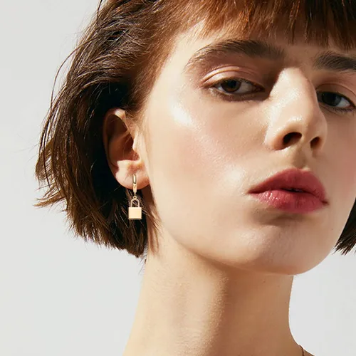 Vista 2 de VACRONA - Aretes tipo arracadas para mujer, chapados en oro de 14 quilates, diseño de aro de arracada