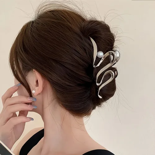 Vista 3 de Pinzas de pelo de cinta plateada de metal con perlas, accesorios para el cabello para mujeres y niñas, elegantes pinzas para el cabello ondulado