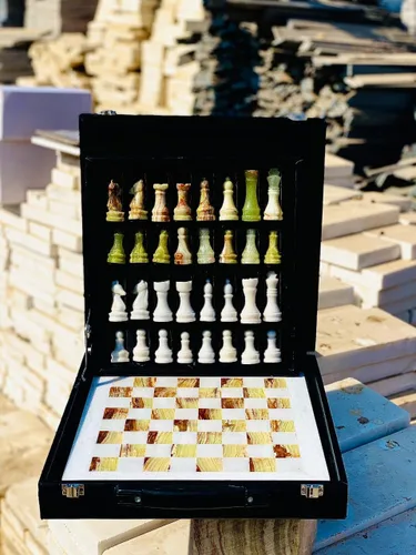 Vista 8 de Juego de ajedrez de mármol de 12 pulgadas con piezas talladas a mano, incluye caja de regalo de almacenamiento de piel sintética negra (coral negro)