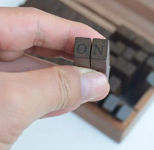 Vista 8 de Paquete de 70 sellos pequeños de goma de madera de 0.24 pulgadas de letra, número y símbolo para tarjetas de manualidades y álbum de fotos