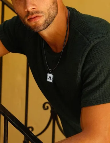 Vista 4 de Airrty Collar con colgante de letra A-Z con inicial para hombres y mujeres, chapado en plata de ley, collares de letras para hombres, caja cuadrada
