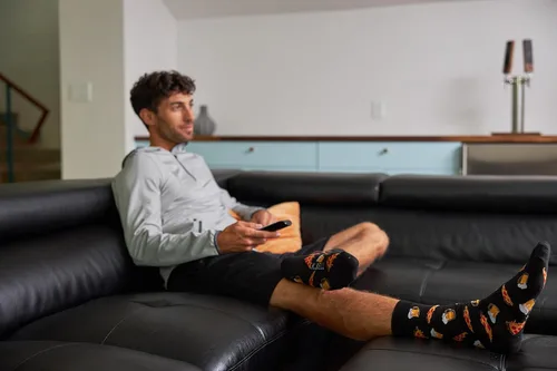 Vista 4 de K. Bell Calcetines altos para hombre, bromas divertidas y juegos de palabras, 1 par, regalos geniales y divertidos de la cultura pop