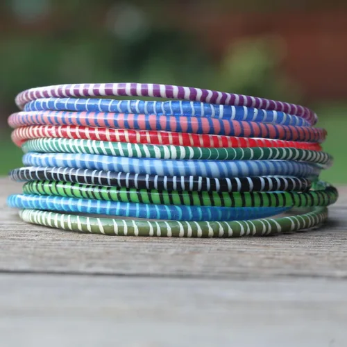 Vista 2 de 10 pulseras de chanclas recicladas de colores surtidos hechas a mano en Mali, África occidental