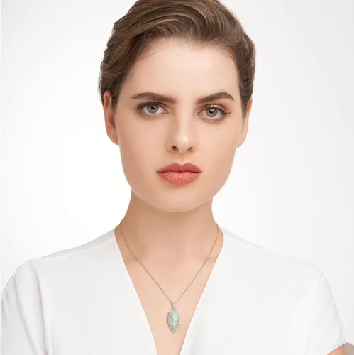 Vista 3 de MORGAN & PAIGE . Aretes colgantes de plata de ley 925 y jade verde con detalles de diamante de 34 pulgadas envueltos en alambre o collar
