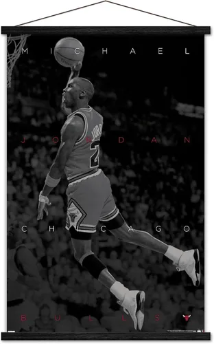Vista 6 de Trends International Michael Jordan - Póster de pared en blanco y negro, 22.375 x 34 pulgadas, paquete de impresión prémium y colgador de madera