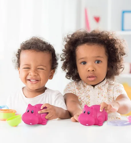 Vista 5 de DolliBu Hippo Bath Buddy Squirter - Juguete flotante de goma hipopótamo rosa, divertido juego de baño para niños pequeños, lindo y suave, juguete