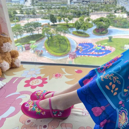 Vista 4 de Encanto - Zapatos de disfraz para niñas, hermosos zapatos de ballet Mary-Jane, cómodos zapatos de tacón bajo con punta redonda, zapatos con bordado
