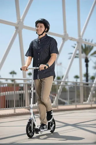 Vista 7 de Razor Patinete A5 Lux Kick para niños de 8 años en adelante, ruedas de uretano de 8 pulgadas, acabado anodizado con colores y gráficos llamativos