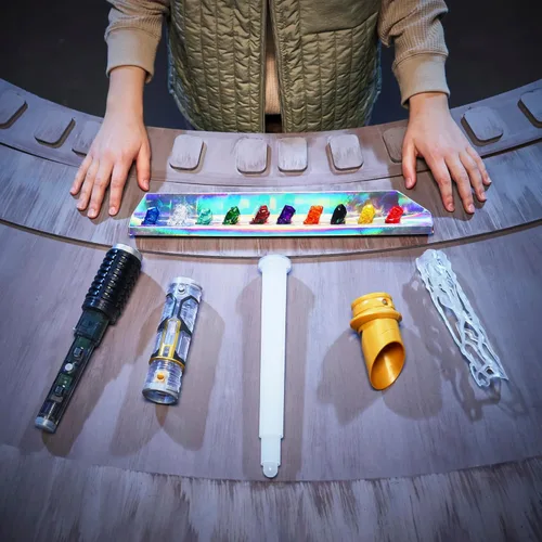 Vista 2 de STAR WARS Power Crystal Lightsaber, 7 colores y 10 cristales, más de 50 combinaciones que cambian de color, luces y sonidos, juguetes para niños