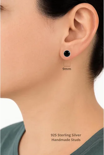 Vista 3 de Aretes de plata de ley 925 maciza hechos a mano con piedras preciosas redondas para mujeres y hombres, disponibles en piedras azules, negras